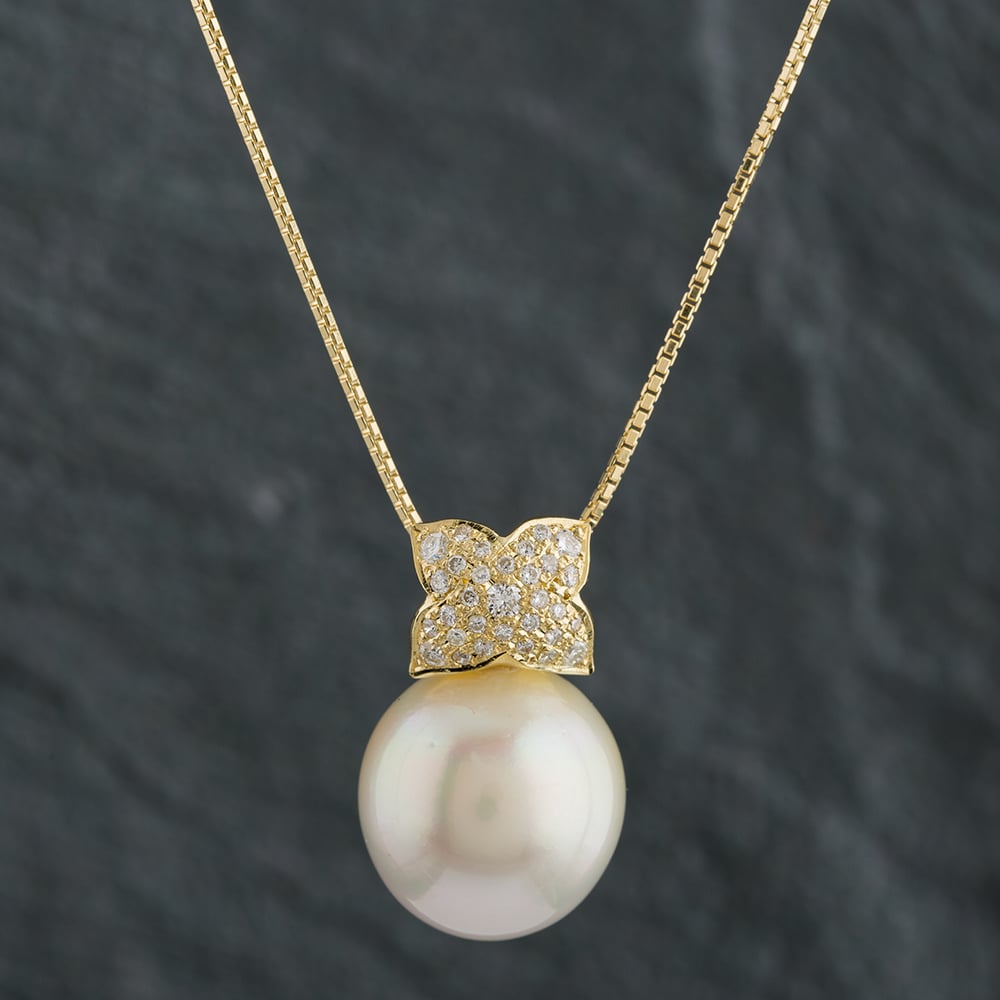Pre-Owned 18ct Yellow Gold Diamond & 0.32ct South Sea Pearl Pendant & 18 Inch Box Chain 4314132