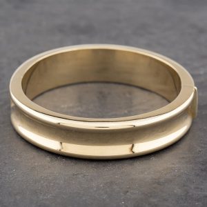 Pre-Owned 9ct Yellow Gold Concave Plain Standard Hinged Bangle 41211166