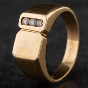 Pre-Owned 9ct Yellow Gold 0.20ct Diamond Three Stone Signet Ring 4134541