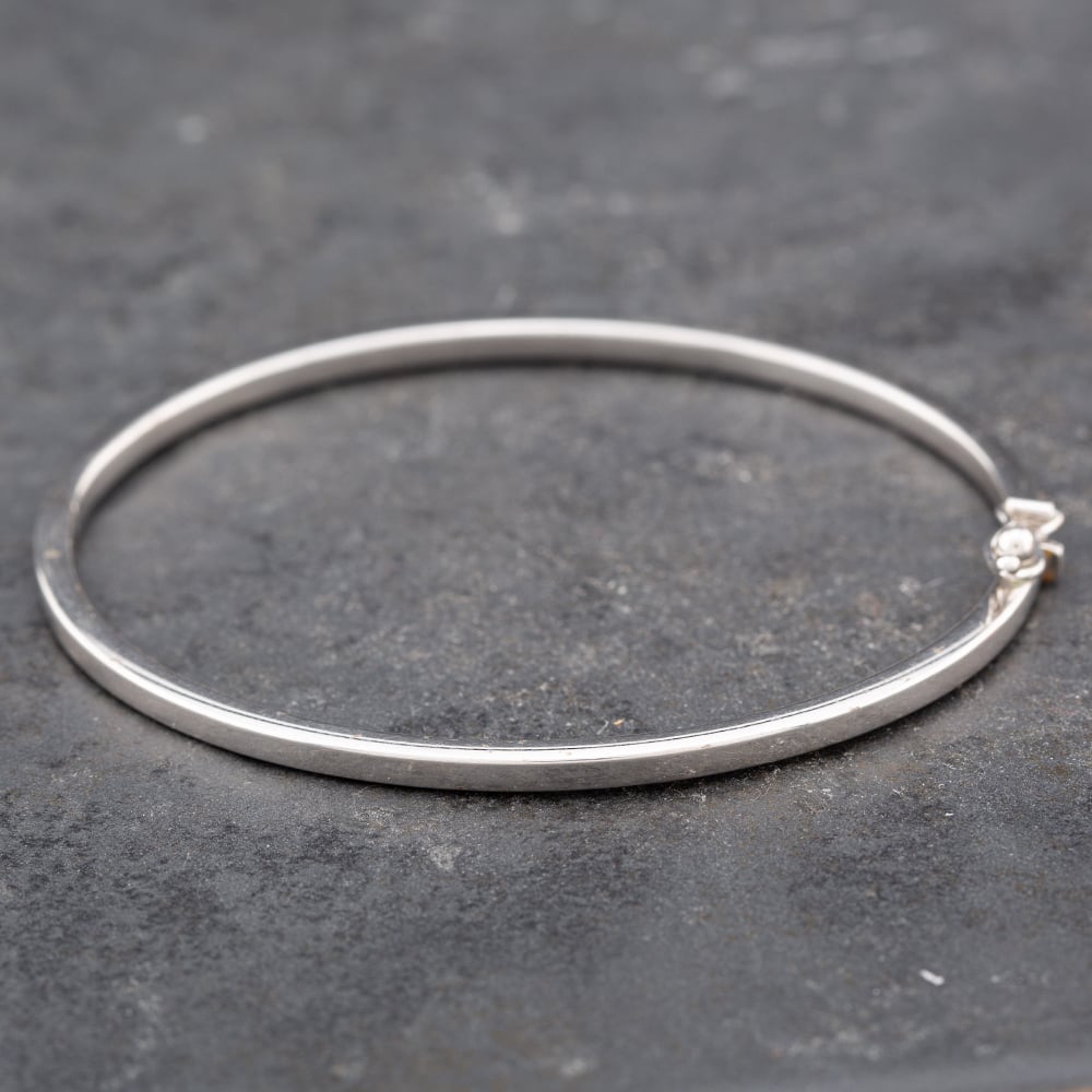 Pre-Owned 18ct White Gold Plain Hinged Bangle 41211205