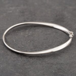 Pre-Owned 9ct White Gold Wave Standard Hinged Bangle 41211226