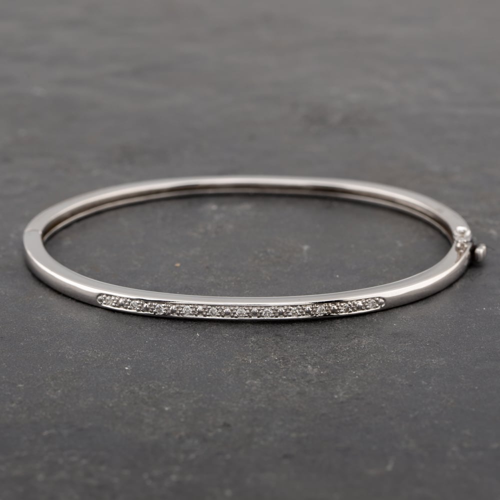 Pre-Owned White Gold 0.11ct Diamond Standard Hinged Bangle 41211228