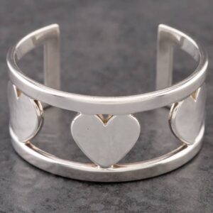 Pre-Owned Tiffany & Co. Silver Wide Heart Small Cuff Bangle 41251315