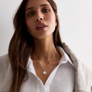 Silver Steel Flower Pendant Necklace New Glance