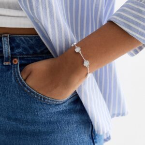 White Flower Effective Chain Bracelet New Glance