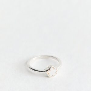 White Silver Tone Flower Ring New Glance