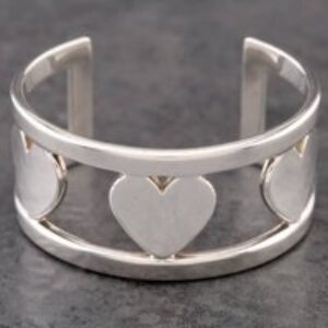 Pre-Owned Tiffany & Co. Silver Wide Heart Small Cuff Bangle 41251315