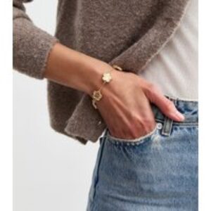 Gold Tone Flower Bracelet New Glance